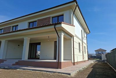 Casă cu 4 camere în Dumbrăvița