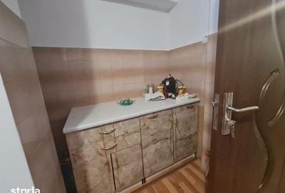 Apartament cu 3 camere decomandat în Tractorul
