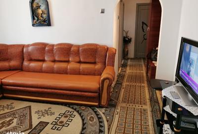 Apartament cu 3 camere semidecomandat în Craiovița Nouă