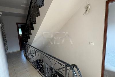 Casă cu 4 camere decomandat în Central