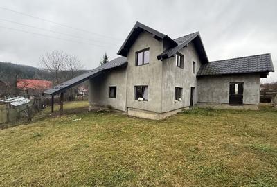 Casă cu 4 camere cu Canalizare în Sucevița