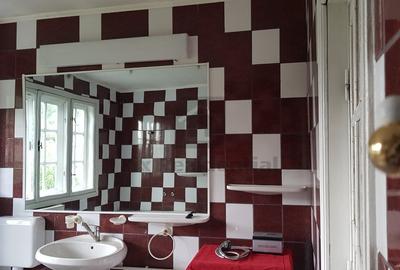 Casă individuală cu 9 camere cu Canalizare în Central - 25