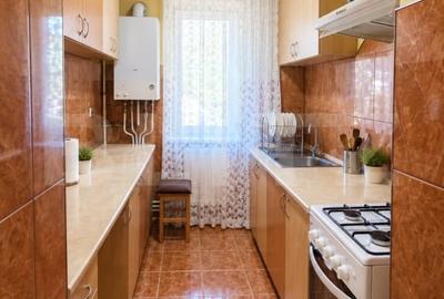 Apartament cu 3 camere semidecomandat, mobilat în Micro 15