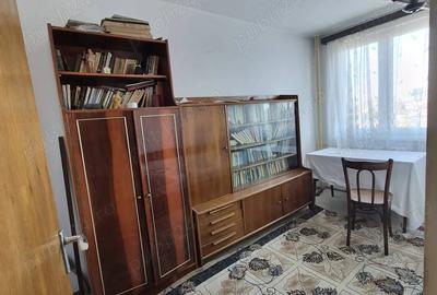 Apartament cu 3 camere semidecomandat în Colentina