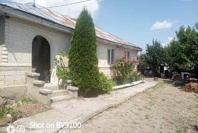 Casă individuală cu 4 camere cu Teren 1300 Mp în Sihlea