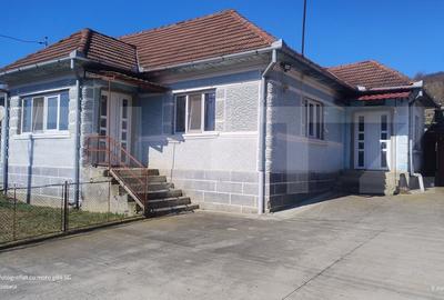 Casă individuală cu 3 camere cu Canalizare în Nord