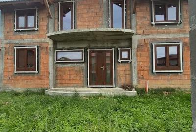 Casă cu 4 camere în Urseni
