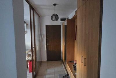 Apartament cu 3 camere semidecomandat în Drumul Taberei