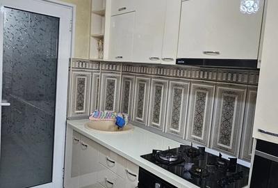 Apartament cu 3 camere semidecomandat în Micro 17