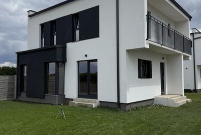 Casă cu 4 camere cu Teren 300 Mp în Dumbrăvița