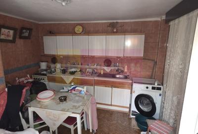 Casă cu 5 camere cu Canalizare în Central