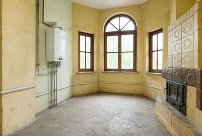 Apartament cu 8 camere semidecomandat în Central