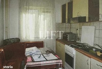 Apartament cu 3 camere decomandat în Astra
