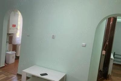 Apartament cu 3 camere semidecomandat în Central