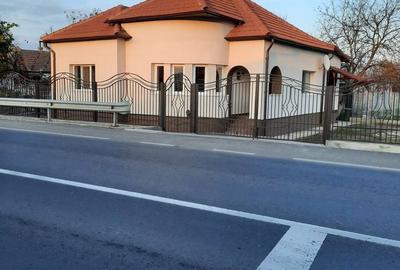 Casă cu 4 camere cu Teren 1564 Mp în Central