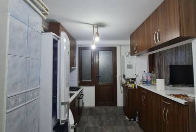 Apartament cu 3 camere semidecomandat în Țiglina 1