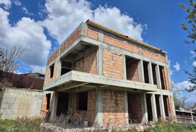 Casă cu 3 camere cu Teren 470 Mp în Central - 1
