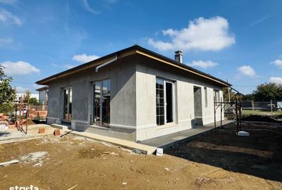 Casă cu 4 camere cu Teren 300 Mp în Odăi