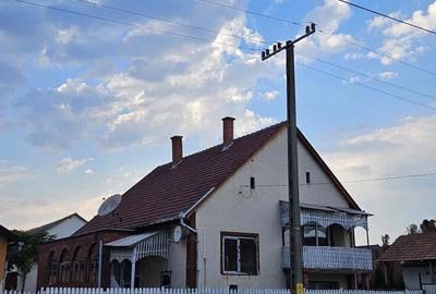 Casă cu 4 camere cu Teren 2281 Mp în Central - 1
