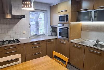 Spațiu comercial, de 110 mp, în Central - 4