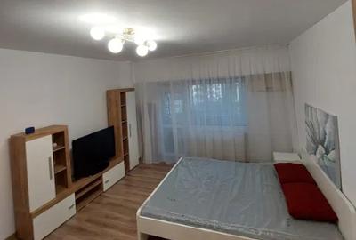 Garsonieră decomandată, mobilată în Vitan Mall