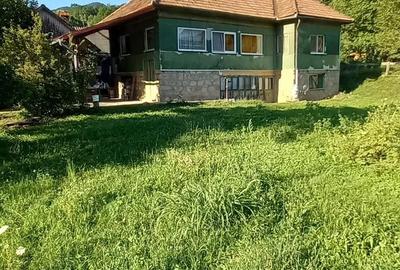 Casă cu 3 camere cu Teren 2588 Mp în Central - 2