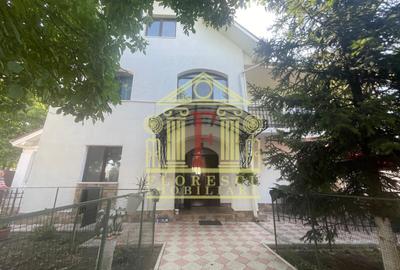 Casă cu 8 camere cu Canalizare în Tătărași