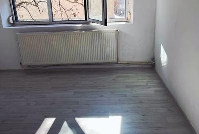 Apartament cu 3 camere semidecomandat în 1 Decembrie - 2