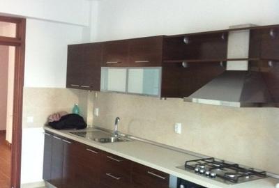 Apartament cu 5 camere decomandat în Aviatorilor