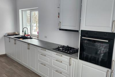 Casă cu 3 camere cu Teren 250 Mp în Central - 1