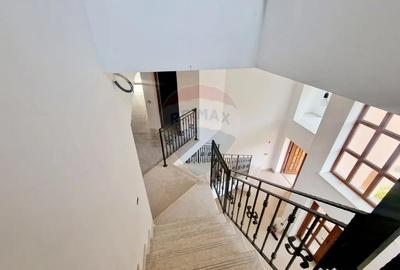 Casă cu 5 camere cu Teren 465 Mp în Dărmănești - 2