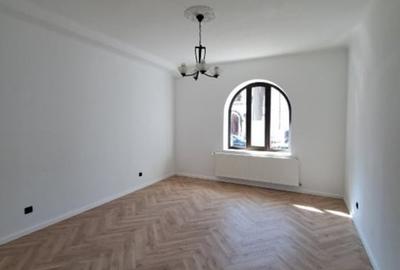Apartament cu 4 camere semidecomandat în Dorobanți