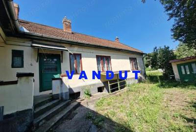 Resita Casa Curte Comuna cu Teren si Garaj.Un singur vecin