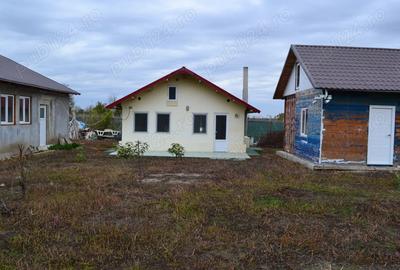 Casa + teren 3.500 mp + anexe gospodare?ti Scor?aru Vechi - - 9