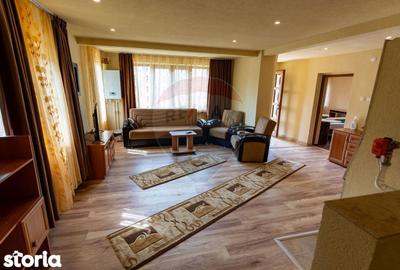 Casă cu 3 camere cu Teren 2497 Mp în Central - 2