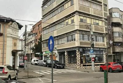Spațiu comercial, de 886 mp, în Central - 4