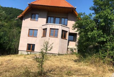 Casă cu 4 camere în Central - 1