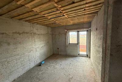 Casă cu 4 camere în Dumbrava