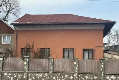 Casă cu 3 camere cu Teren 200 Mp în Central