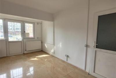 Apartament cu 4 camere semidecomandat în Casa de Cultură