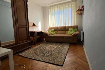 Apartament cu 3 camere în Romană