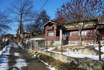 Casă cu 2 camere decomandat în Poiana - 1