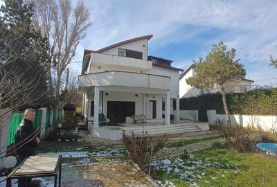 Casă cu 7 camere cu Canalizare în Central - 1