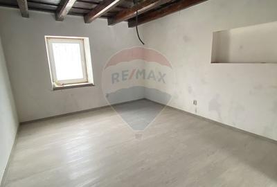 Casă cu 4 camere cu Teren 2810 Mp în Laslea - 3