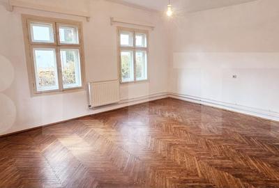 Casă cu 3 camere cu Teren 396 Mp în Central