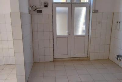 Spațiu comercial, de 40 mp, în Central - 4