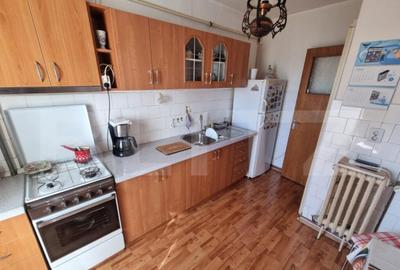 Apartament de vanzare, cu 3 camere, 64 mp, zona Craiovita No - 11