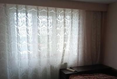 Apartament cu 3 camere decomandat în CET - 6