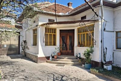 Casă cu 5 camere cu Teren 361 Mp în Central - 2
