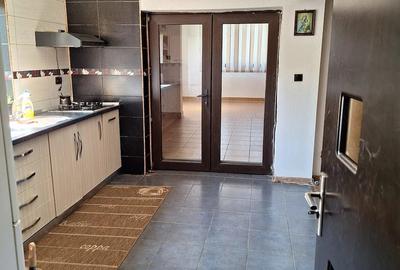 Casă cu 6 camere cu Teren 1600 Mp în Isvarna - 4